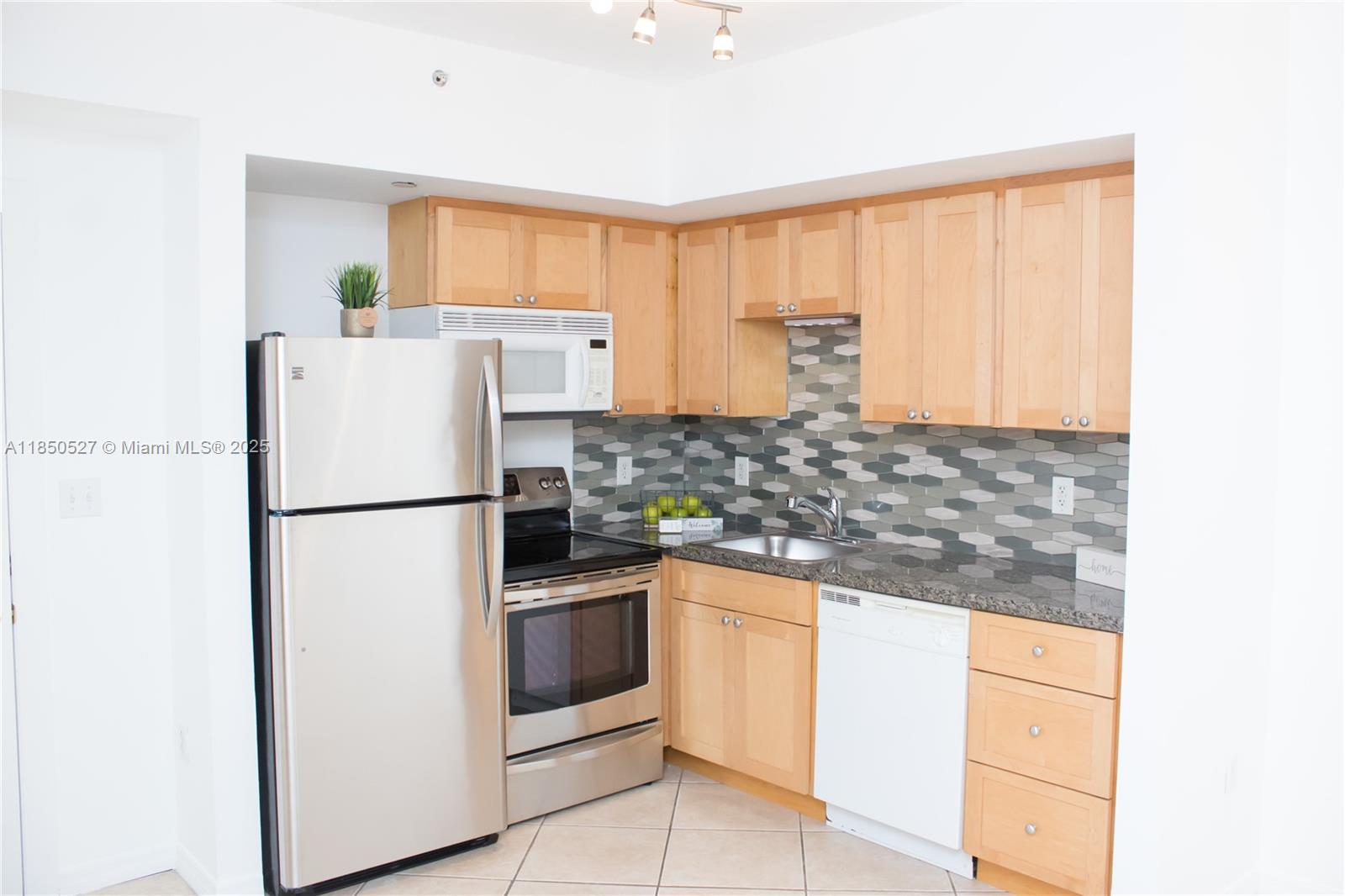 DIXIE GROVE RESIDENCES CO - Residential Lease
