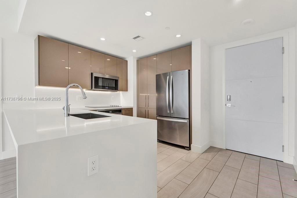 METROPICA NORTH TOWER ONE - Residential