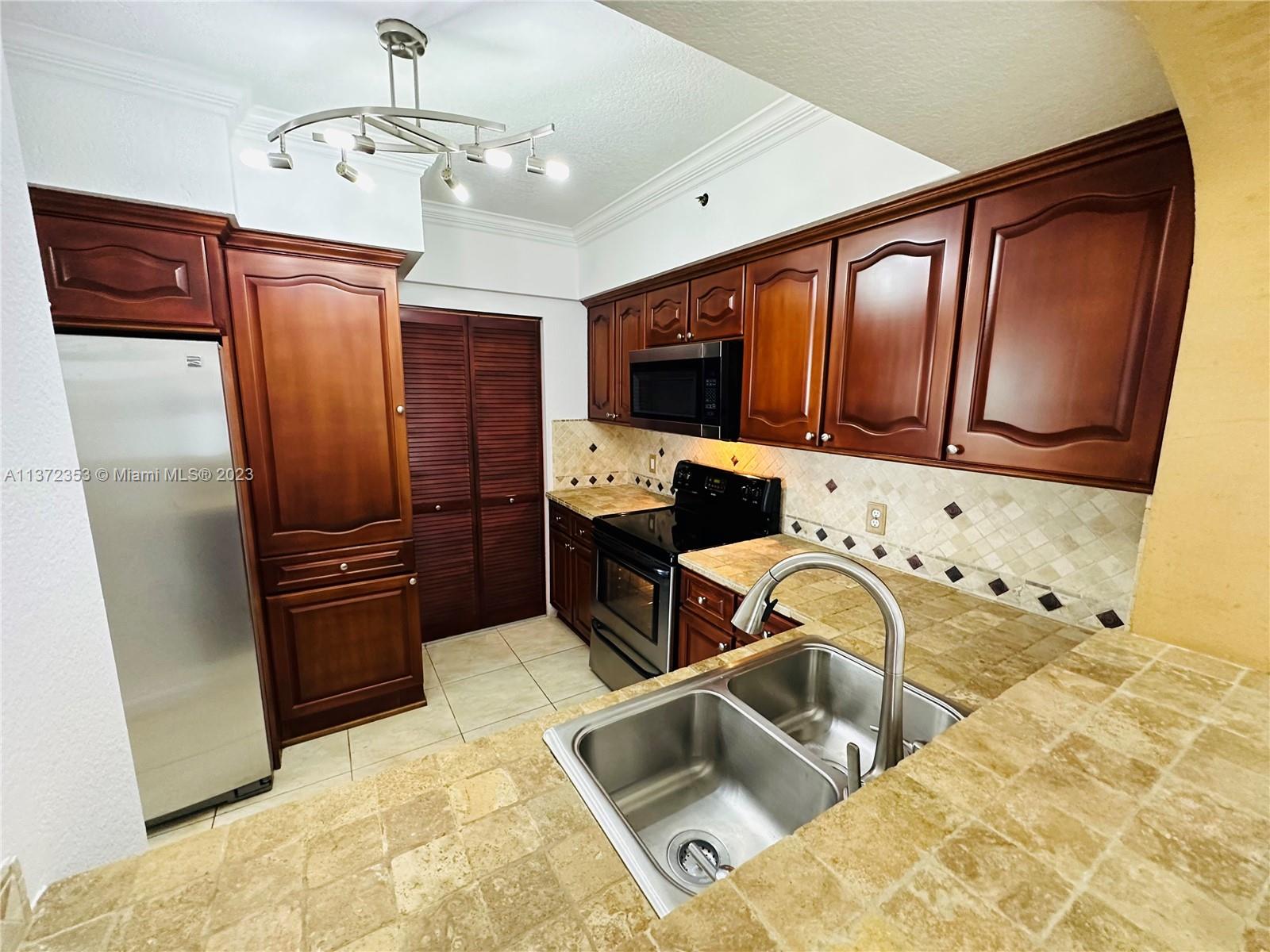 KEYSTONE COURTS CONDO - Residential Lease