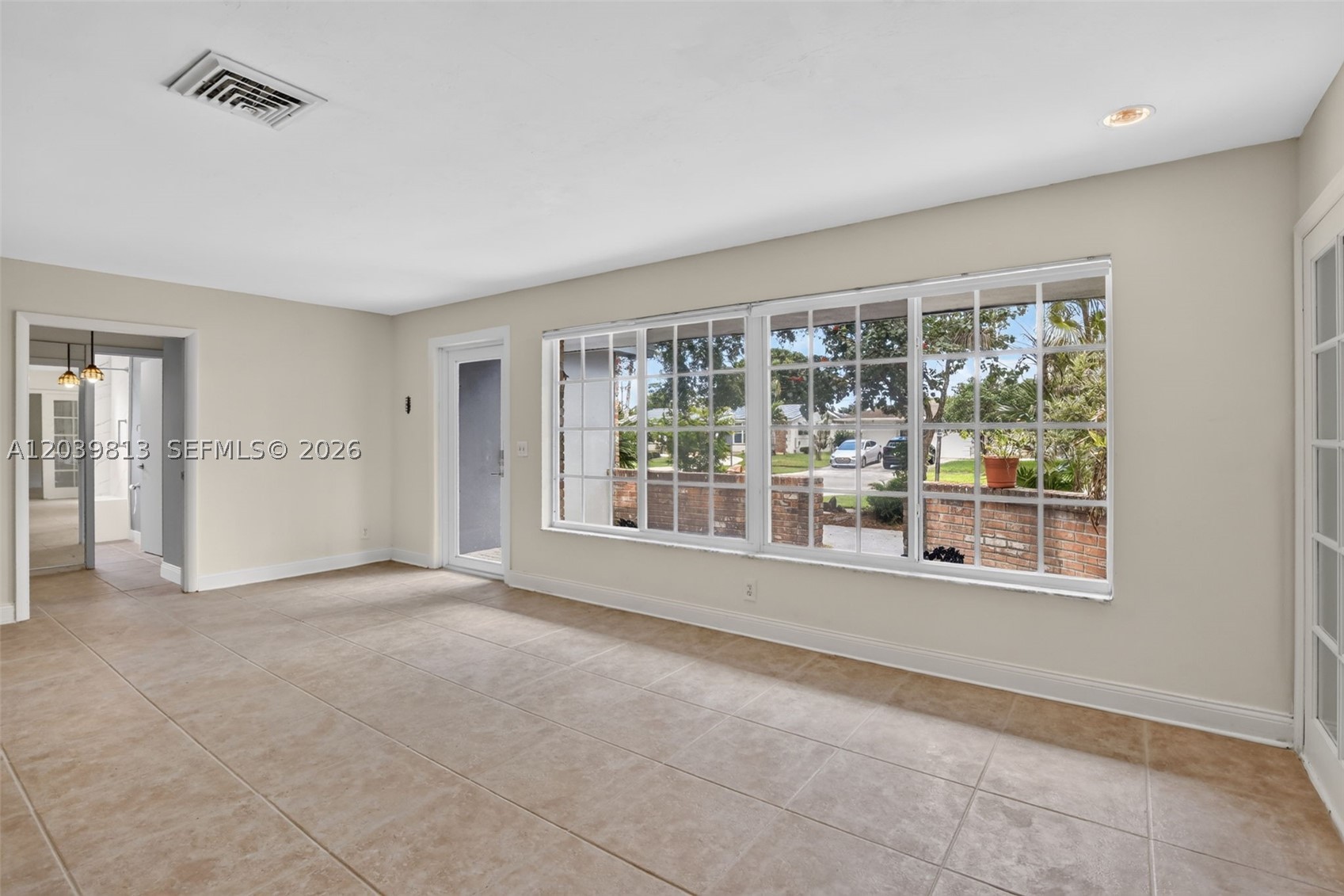 HOLLYWOOD HILLS - Residential