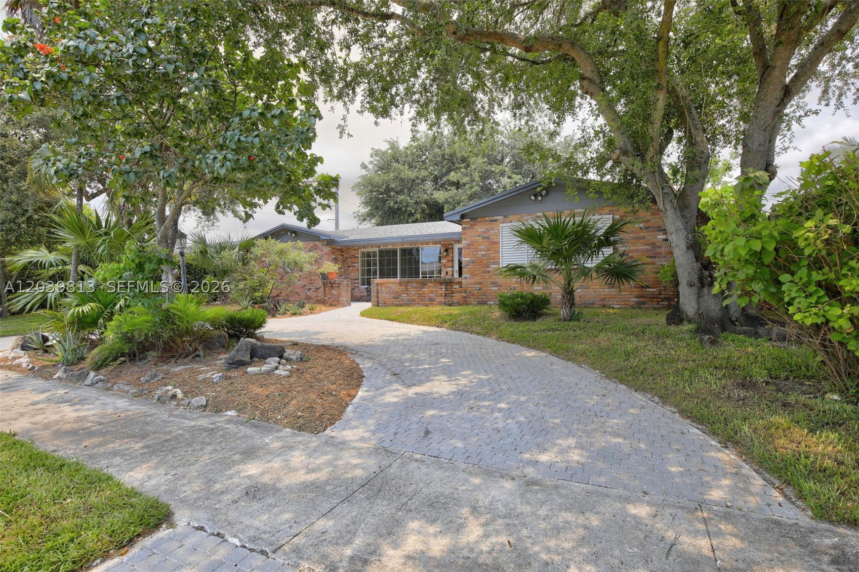 HOLLYWOOD HILLS - Residential