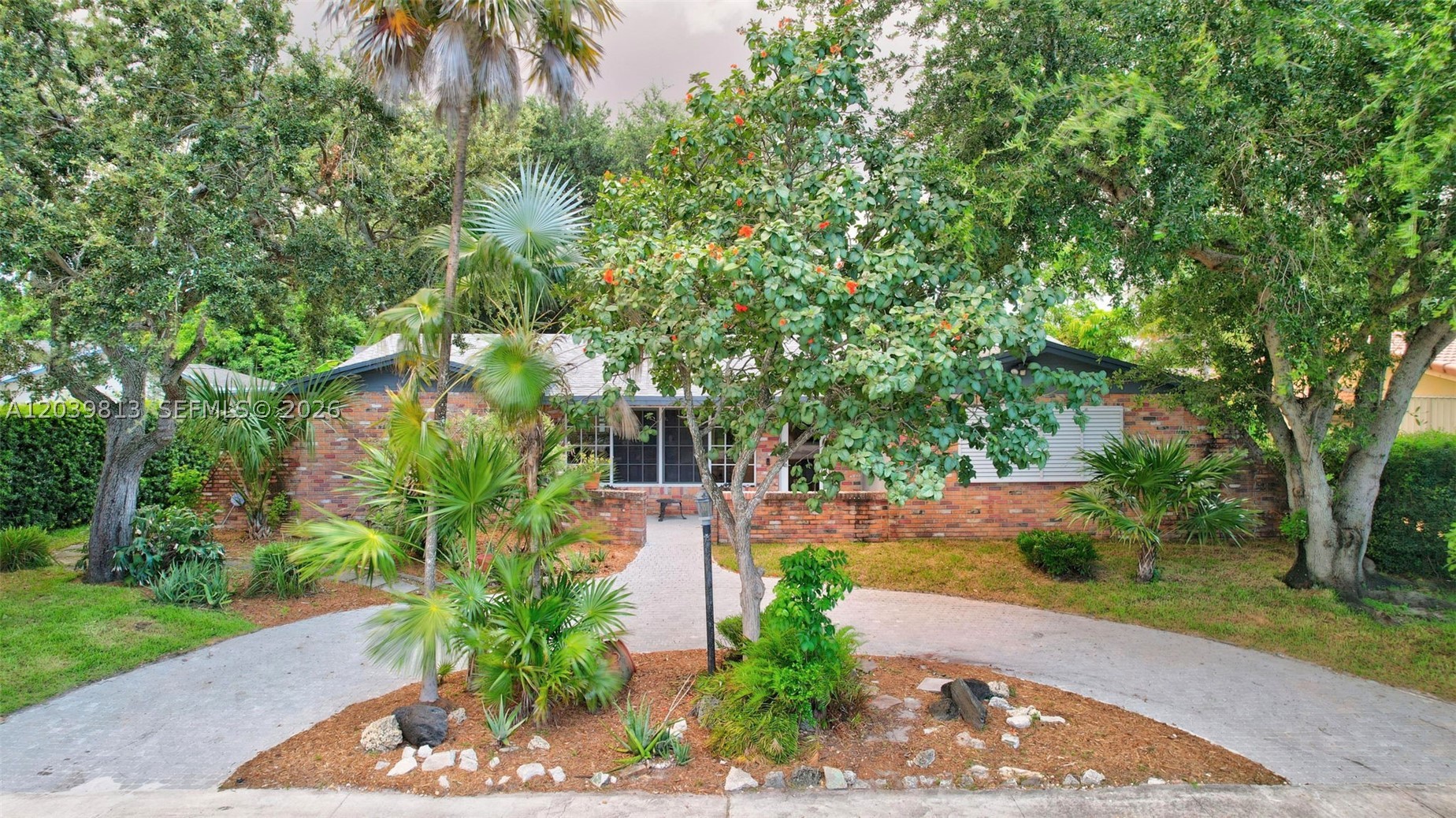 HOLLYWOOD HILLS - Residential