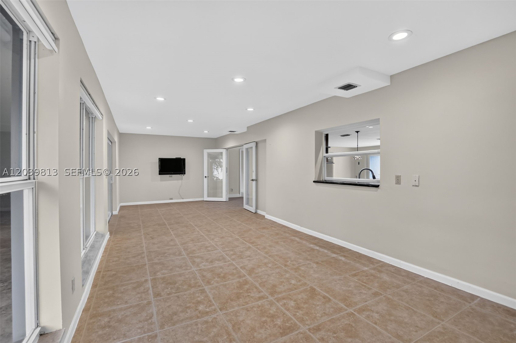 HOLLYWOOD HILLS - Residential