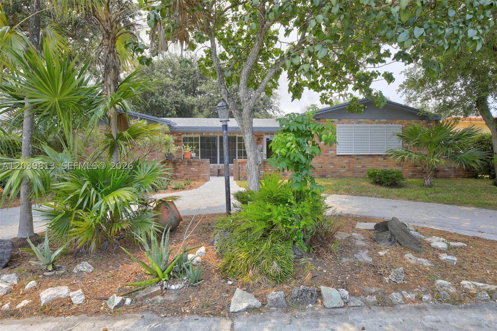 HOLLYWOOD HILLS - Residential