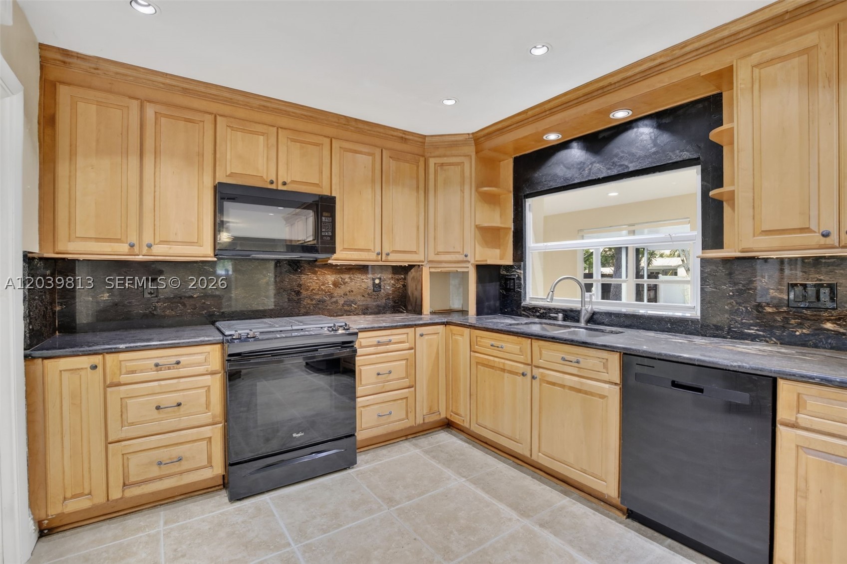 HOLLYWOOD HILLS - Residential