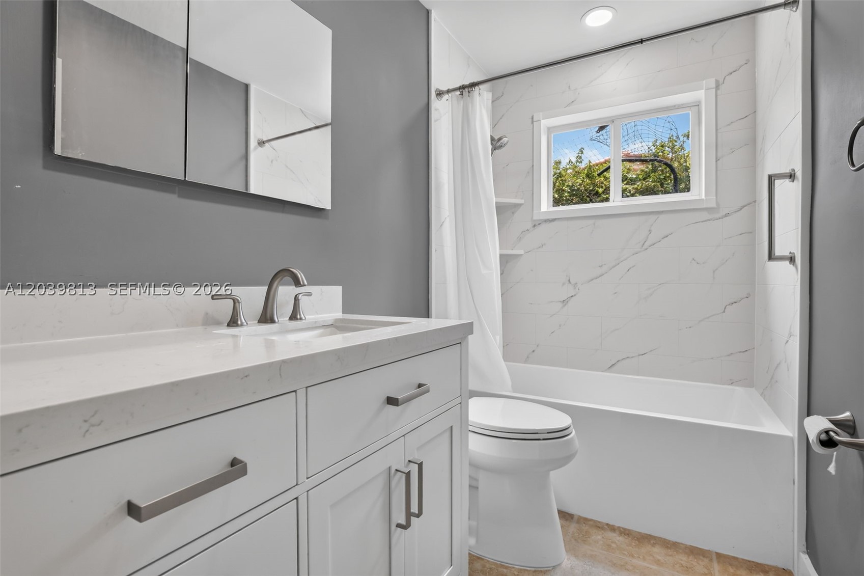 HOLLYWOOD HILLS - Residential