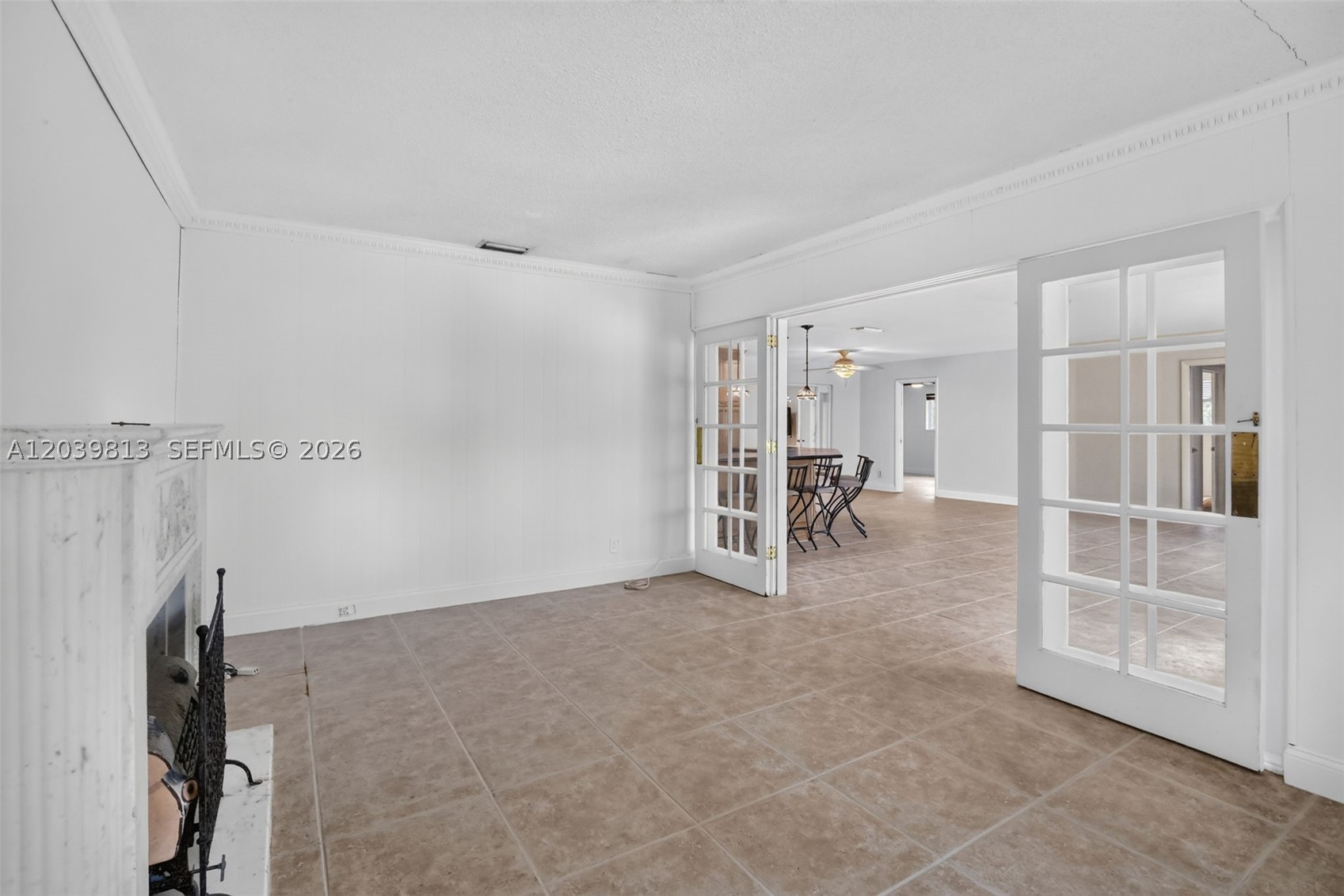HOLLYWOOD HILLS - Residential