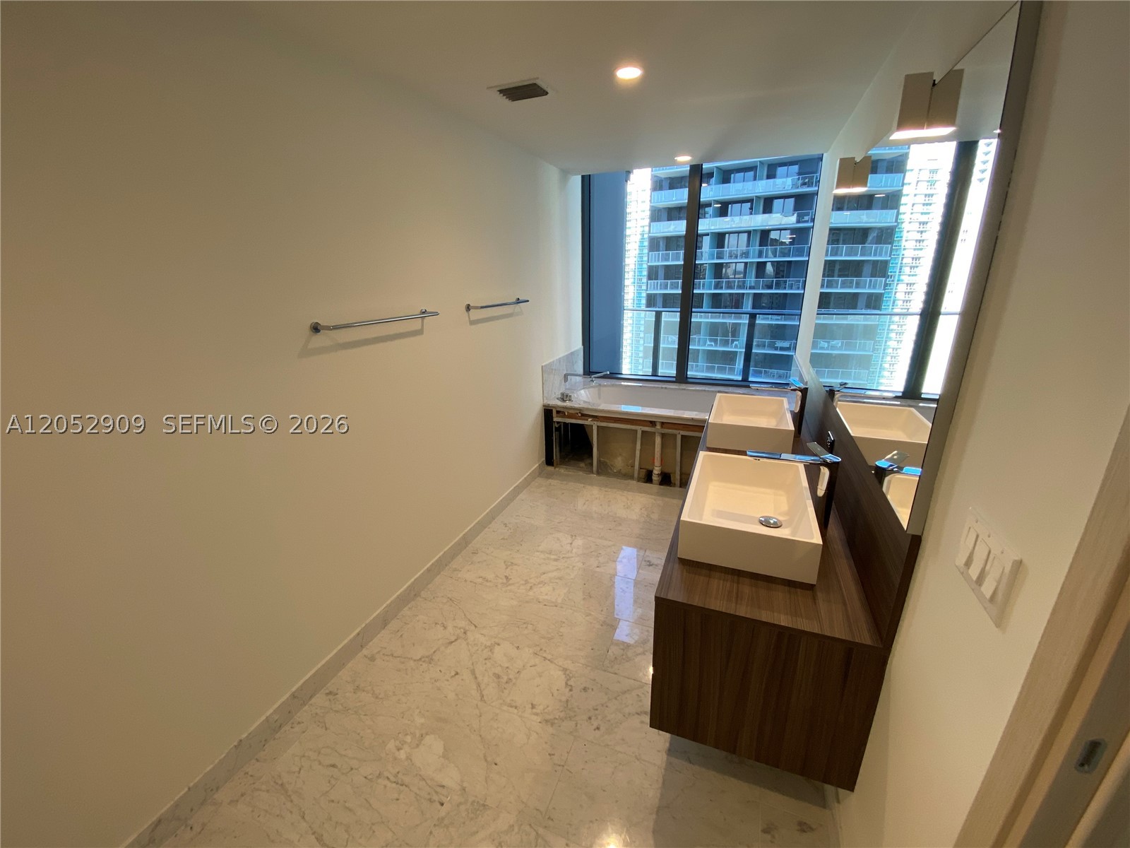 1000 BRICKELL AVENUE CONDO - Residential Lease