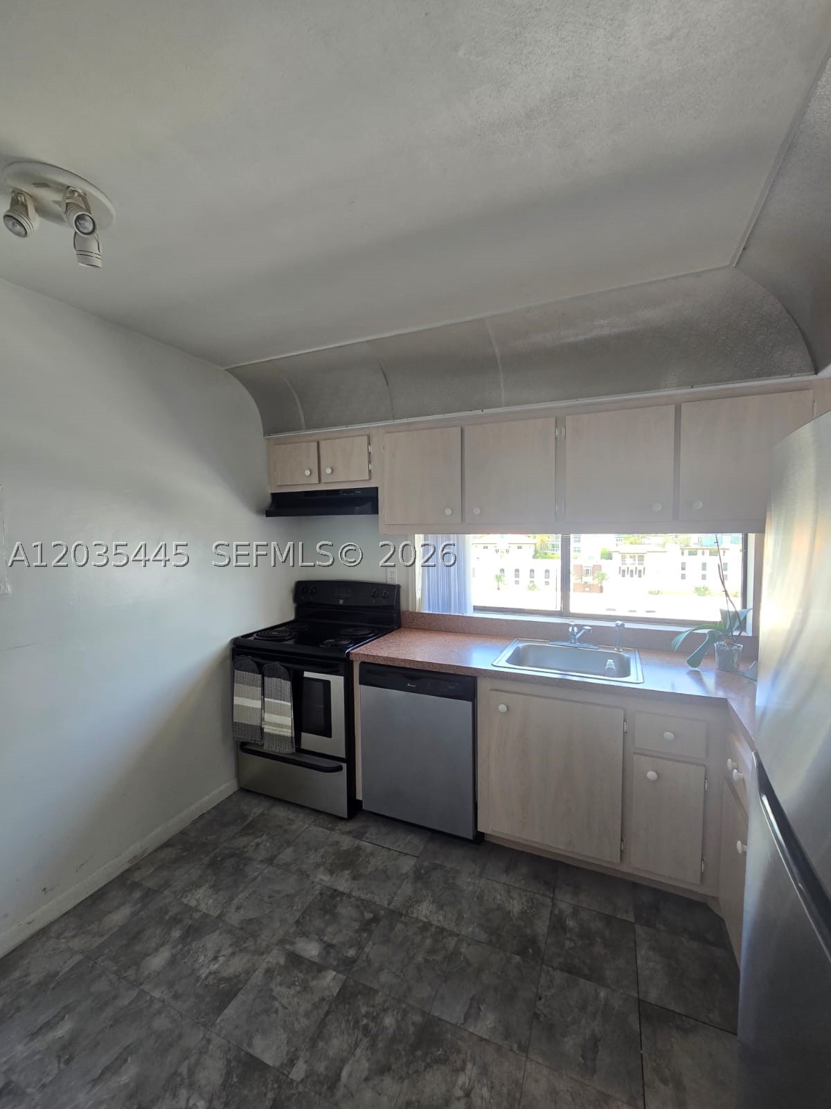 PLAZA OF AMERICAS CONDO P - Residential Lease