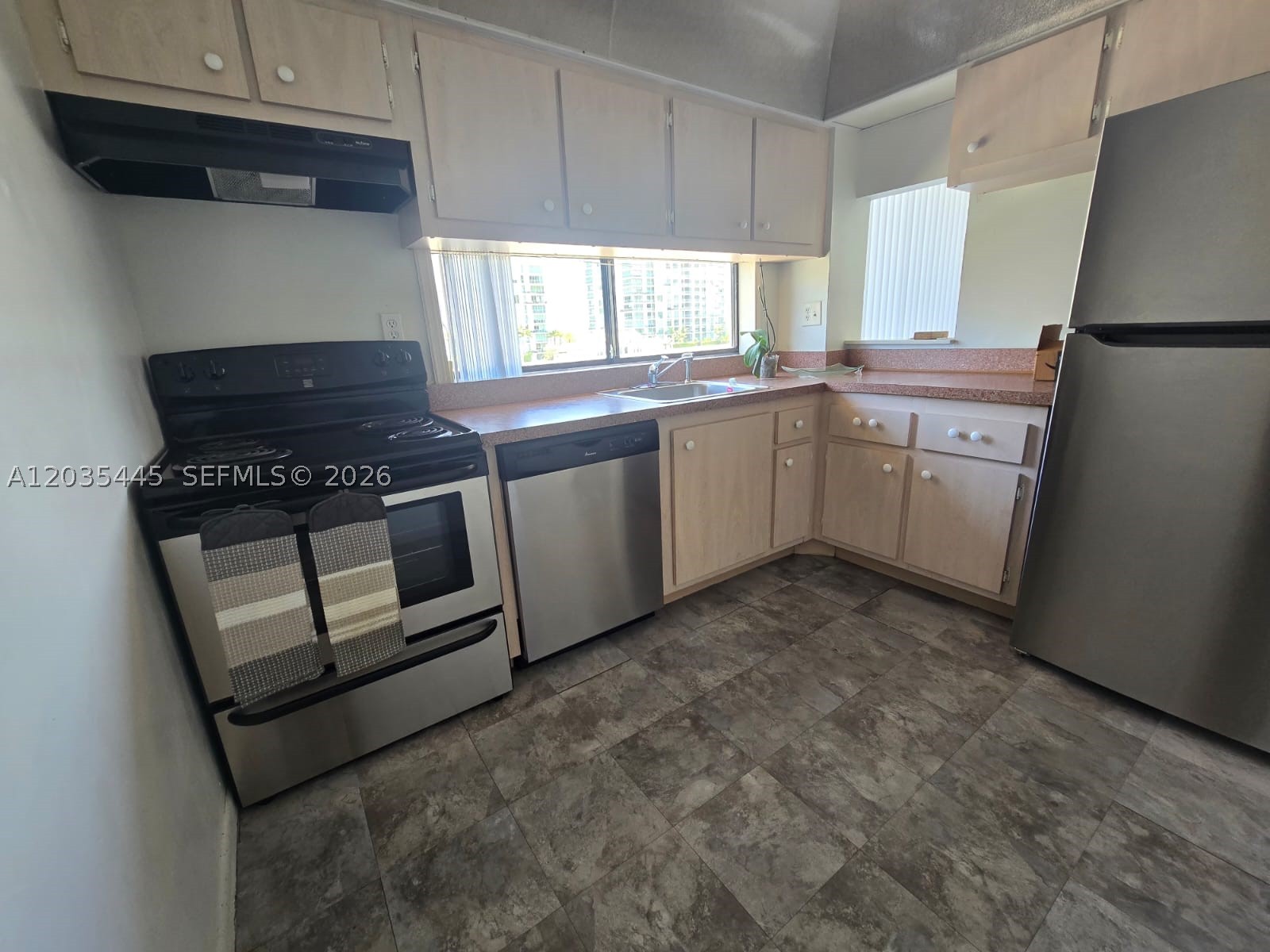 PLAZA OF AMERICAS CONDO P - Residential Lease