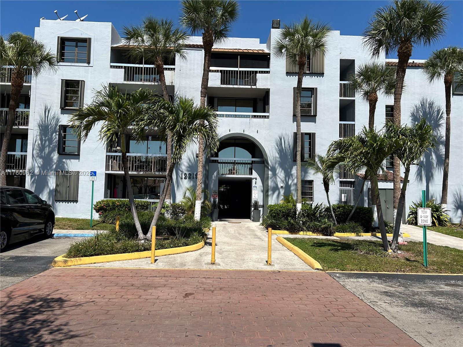 VISTA DEL LAGO CONDO – Spacious 2-bedroom, 2-bath unit with a large balcony overlooking the front of the building. Features in-unit washer and dryer, ample storage, and beautiful tile flooring throughout. Well-maintained community with secure parking.