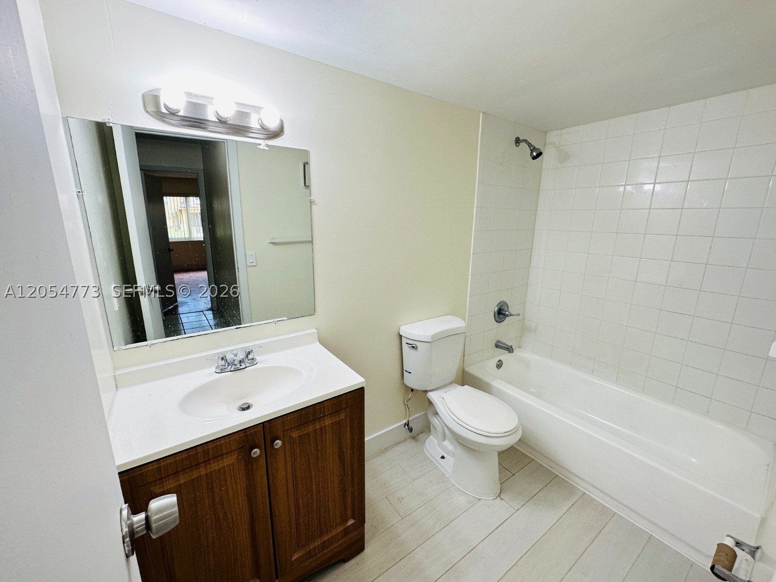 NEW WORLD CONDO APTS IV - Residential