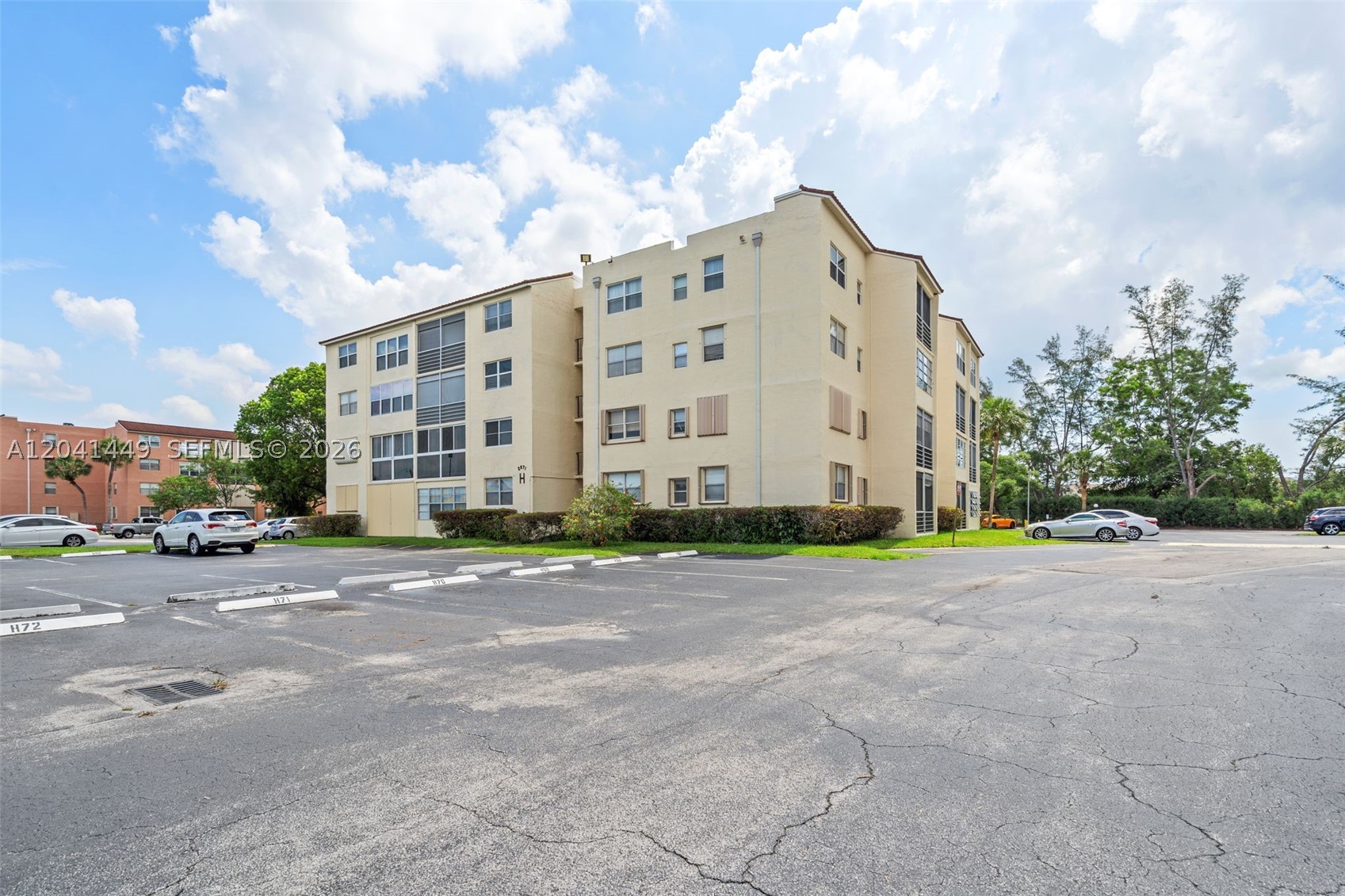 SOMERSET NO EIGHT CONDO - Residential