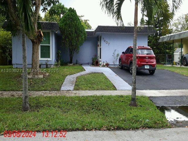 this beautiful house is looking for it next family com in and make it there home. huge 3 bedroom 2 bathroom house huge back and front yard lots of parking, friendly neighborhood.