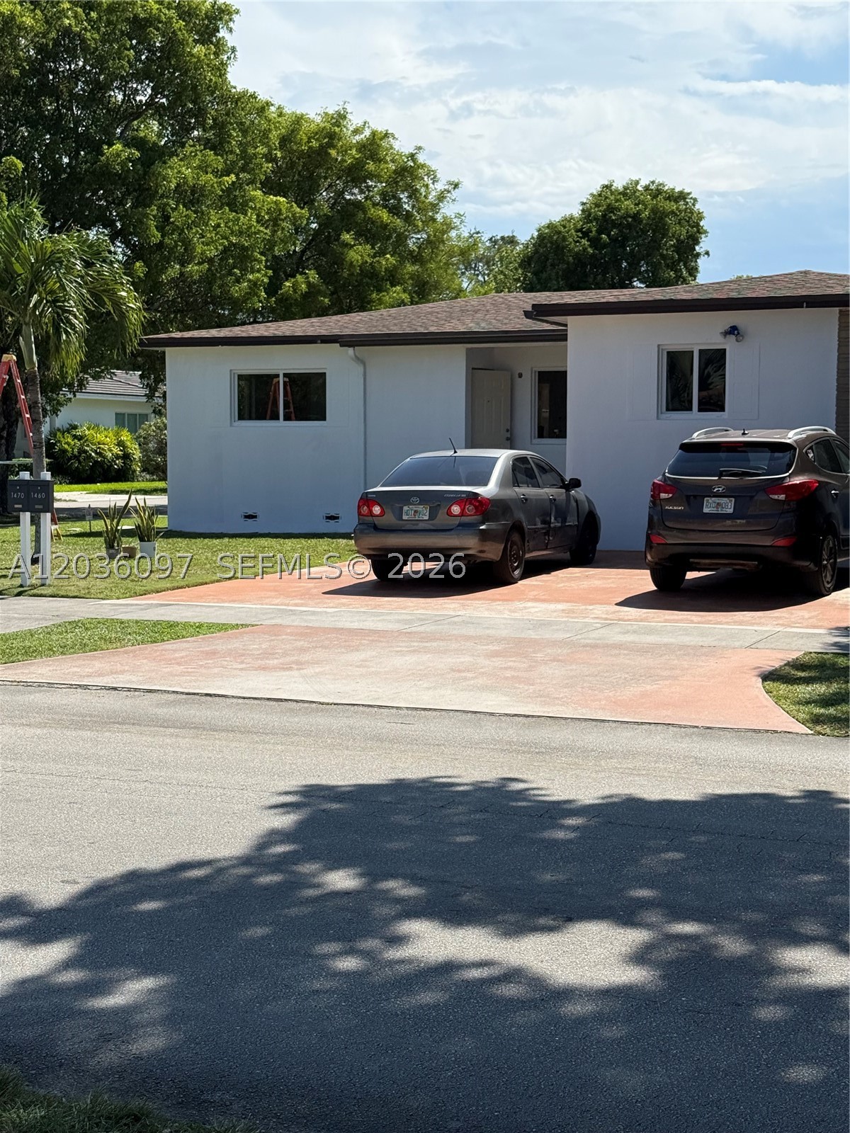 Excellent duplex in an excellent neighborhood, with a large patio, each with 2 bedrooms and 2 bathrooms. Located on a Corner, with impact windows throughout the property, kitchen and bathrooms in very good condition. Excelrnt schools, Don't miss the opportunity to buy an investment very close to Palmetto and 836.