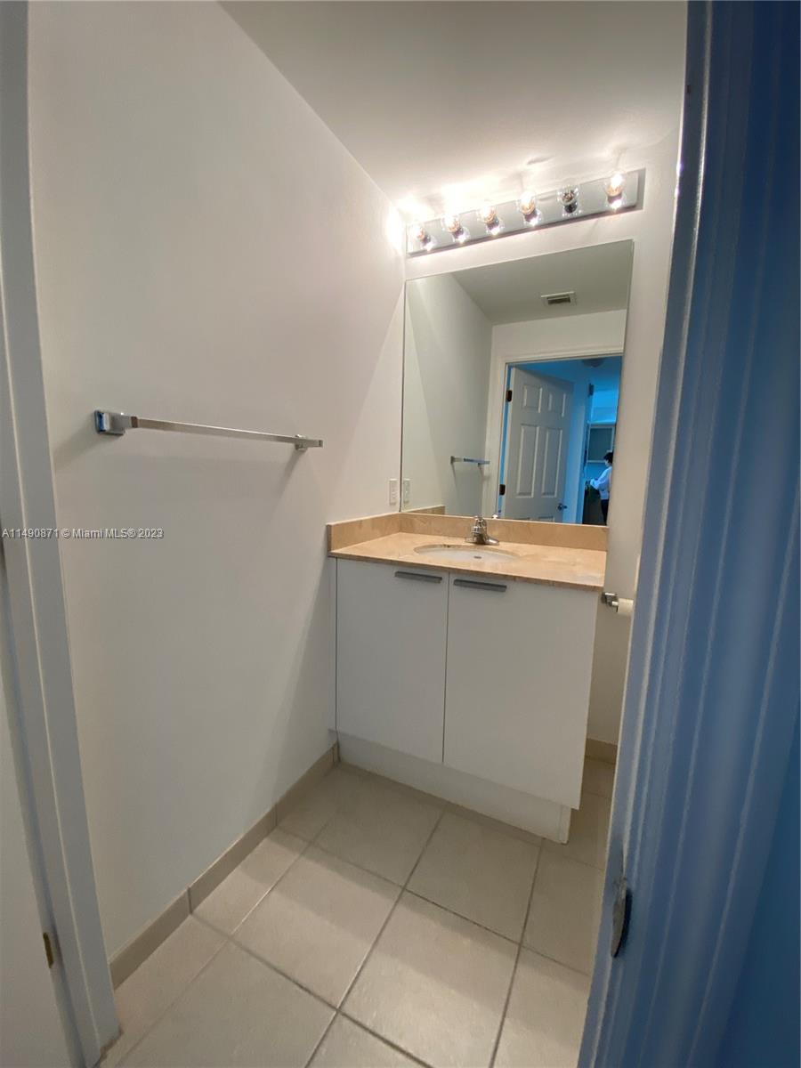 HOLLYWOOD STATION RES CON - Residential Lease