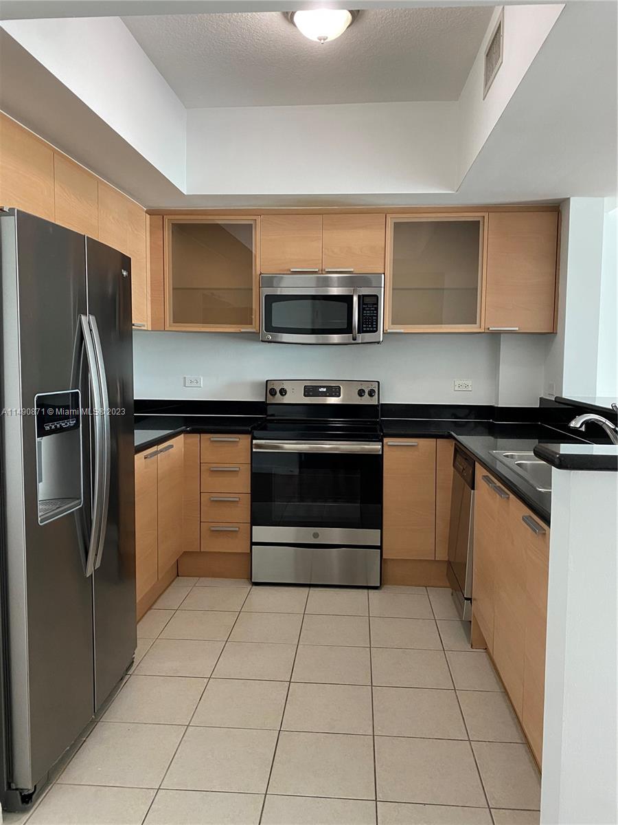 HOLLYWOOD STATION RES CON - Residential Lease