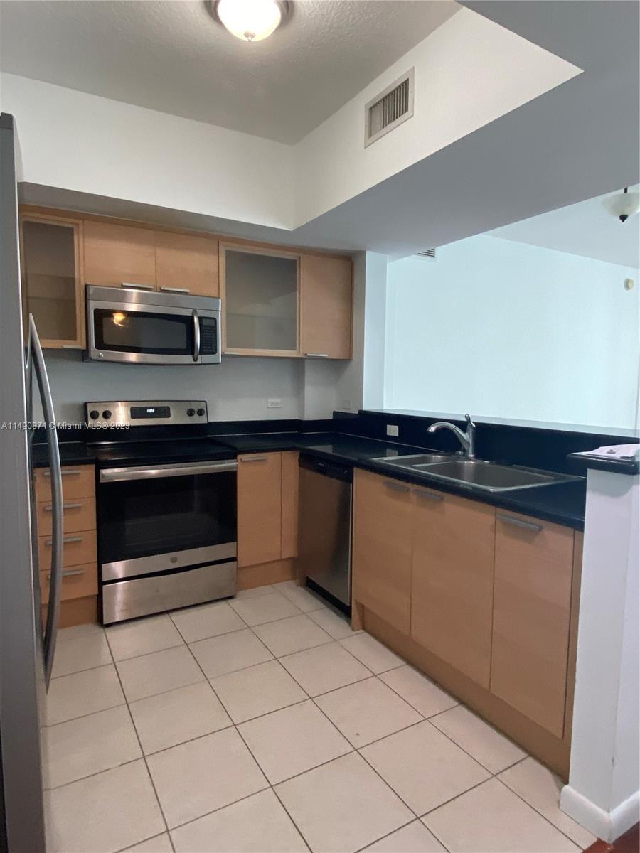 HOLLYWOOD STATION RES CON - Residential Lease