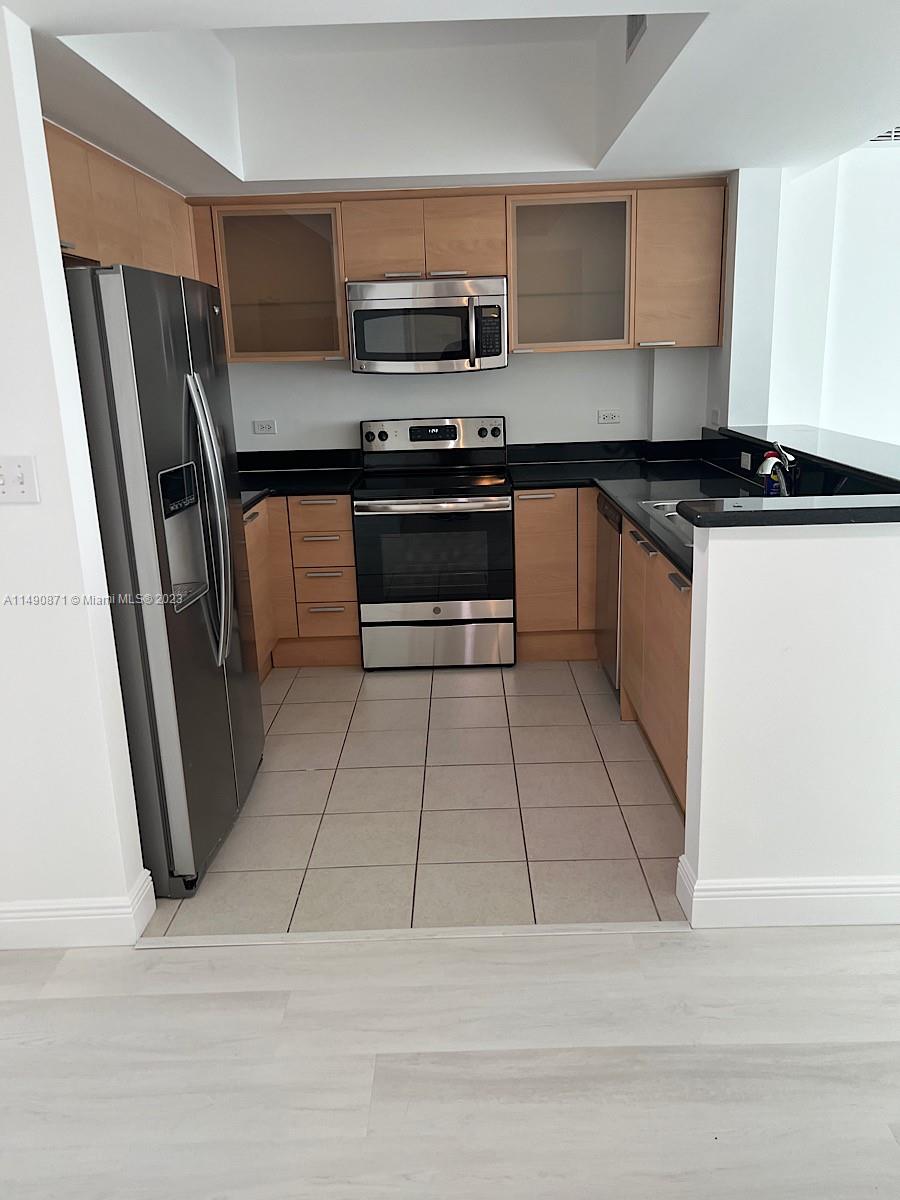 HOLLYWOOD STATION RES CON - Residential Lease