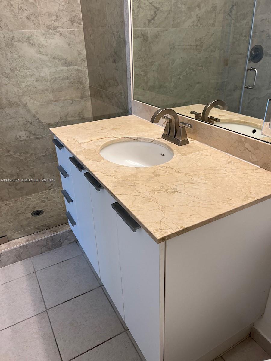 HOLLYWOOD STATION RES CON - Residential Lease