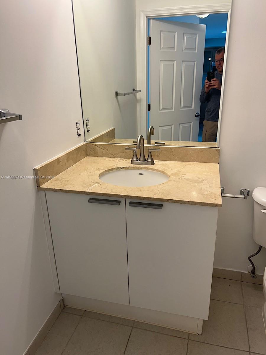 HOLLYWOOD STATION RES CON - Residential Lease
