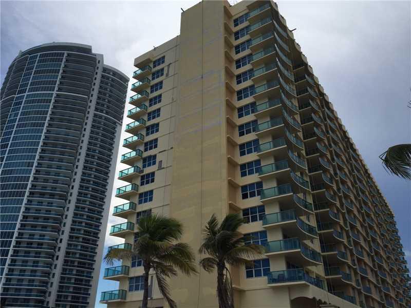 BEAUTIFUL STUDIO AT THE WAVE. FULLY FURNISHED. DIRECT ACCESS TO THE BEACH. 24 HOUR CONCIERGE, FITNESS CENTER, 24 HOUR VALET SERVICE. PLEASE NOTE, FURNITURE IS BRAND NEW.