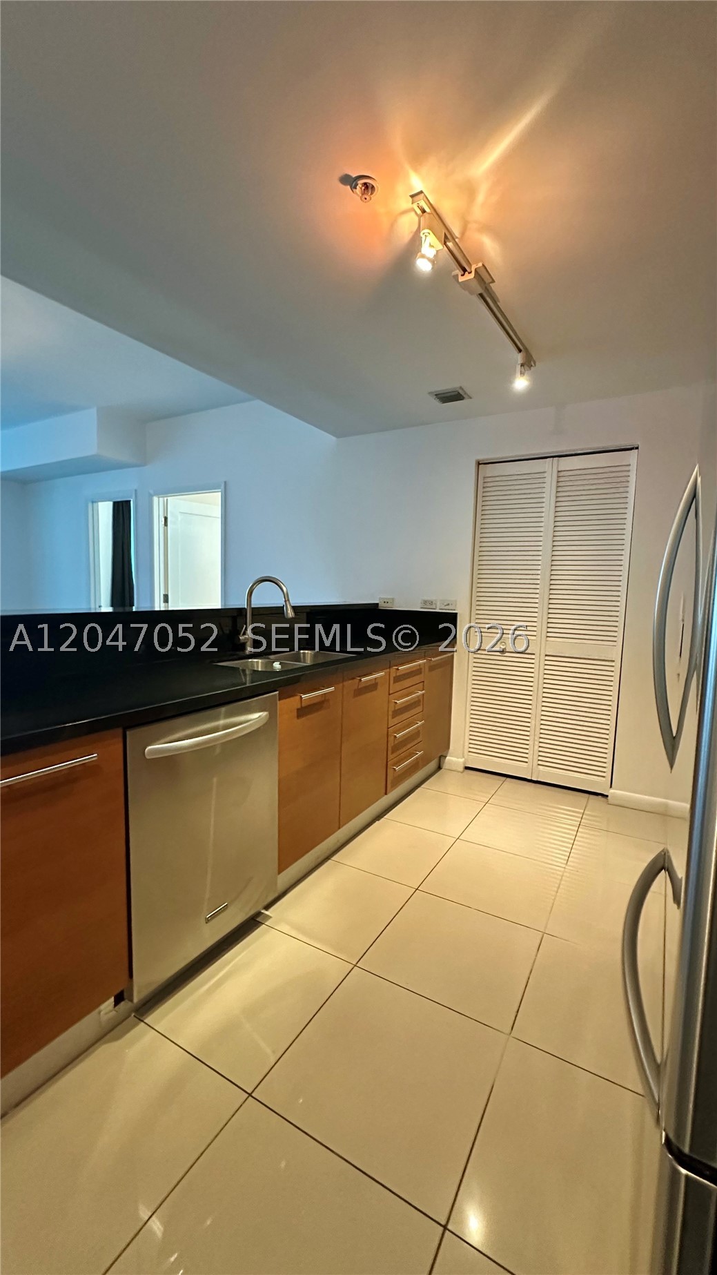 VIZCAYNE NORTH CONDO - Residential Lease
