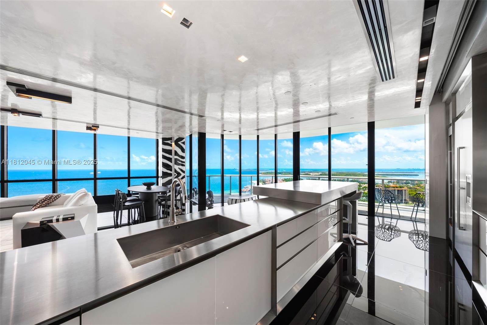 CONTINUUM ON SOUTH BEACH - Residential