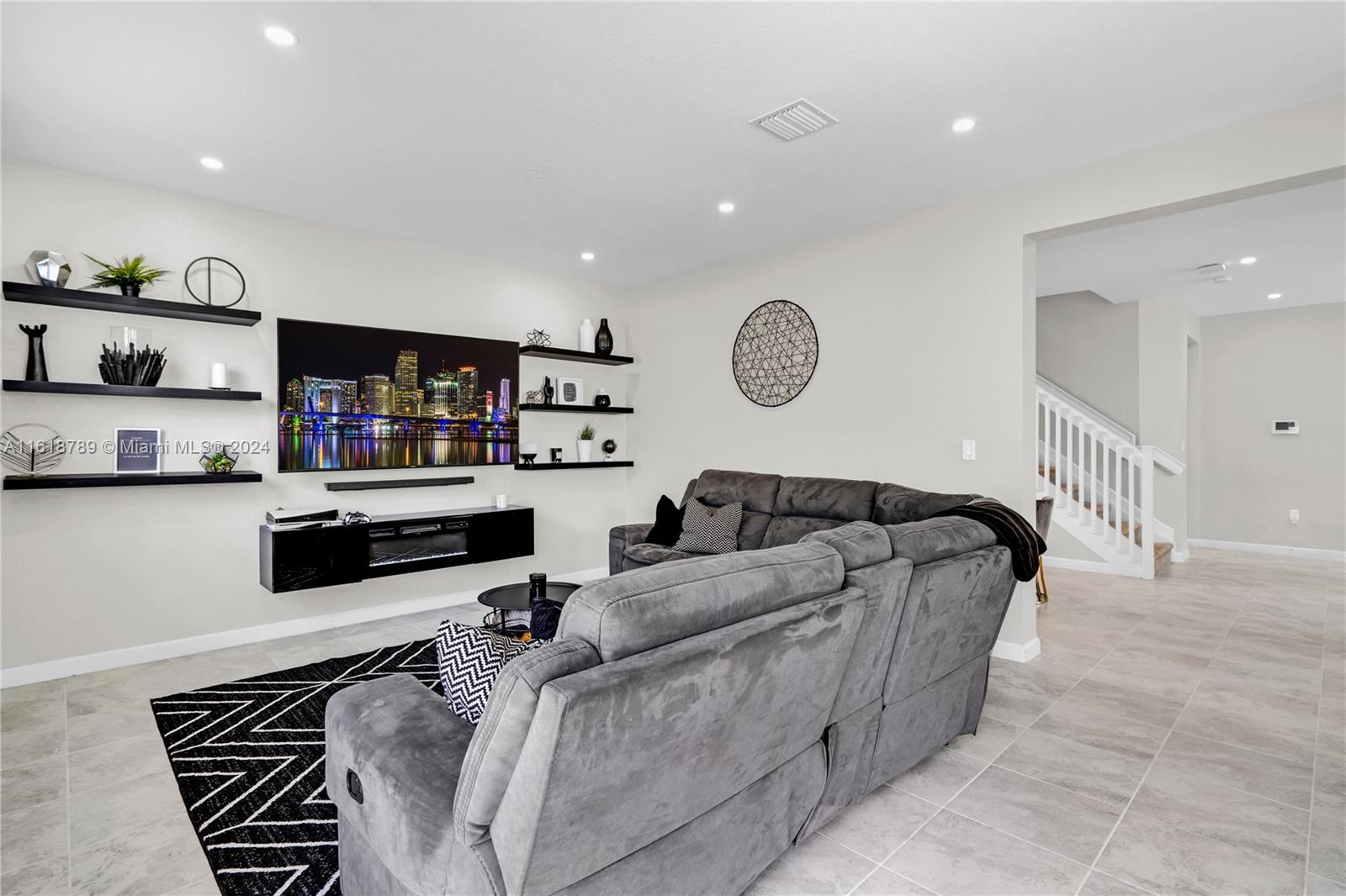 VIA VENTURA NEIGHBORHOOD - Residential