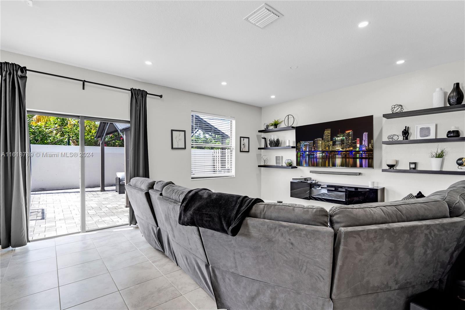 VIA VENTURA NEIGHBORHOOD - Residential