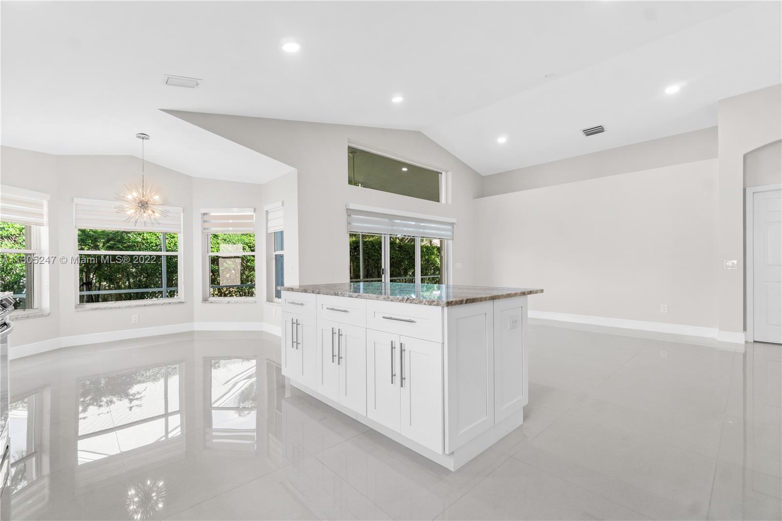 VALENCIA LAKES - Residential