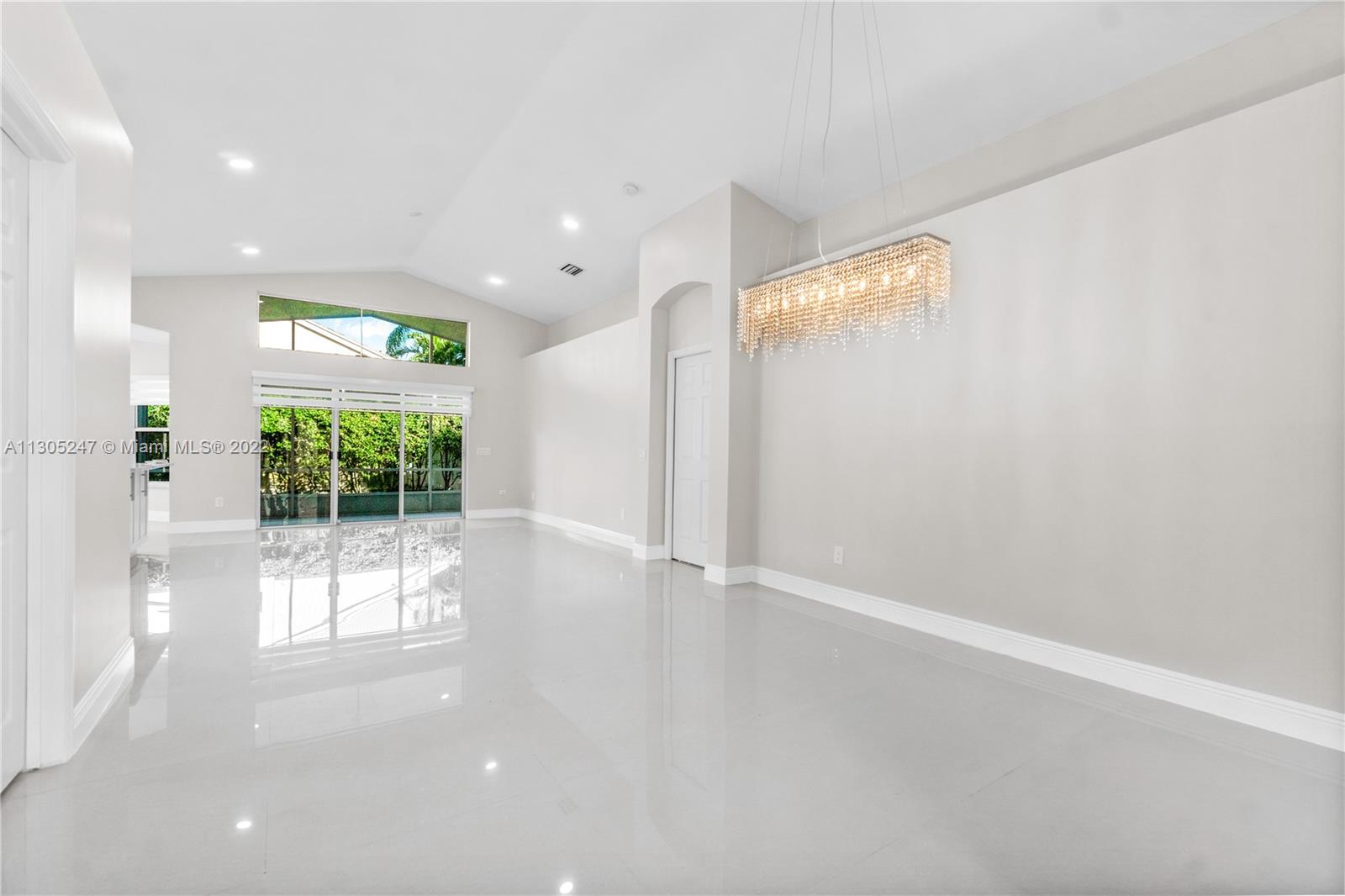 VALENCIA LAKES - Residential