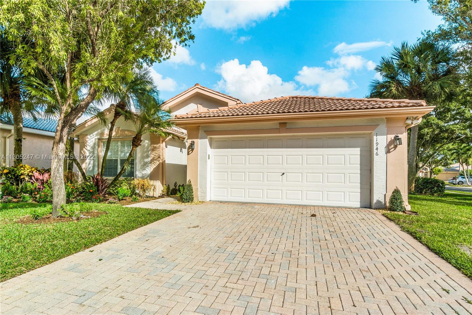 VALENCIA LAKES - Residential