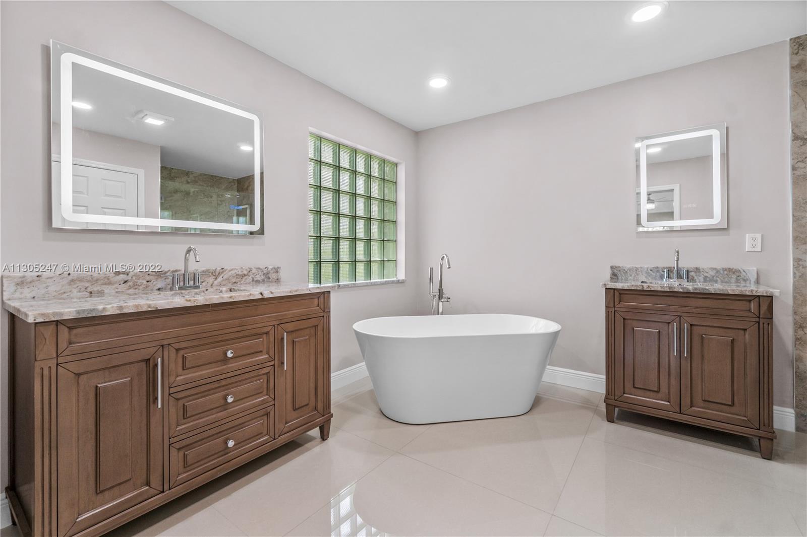 VALENCIA LAKES - Residential