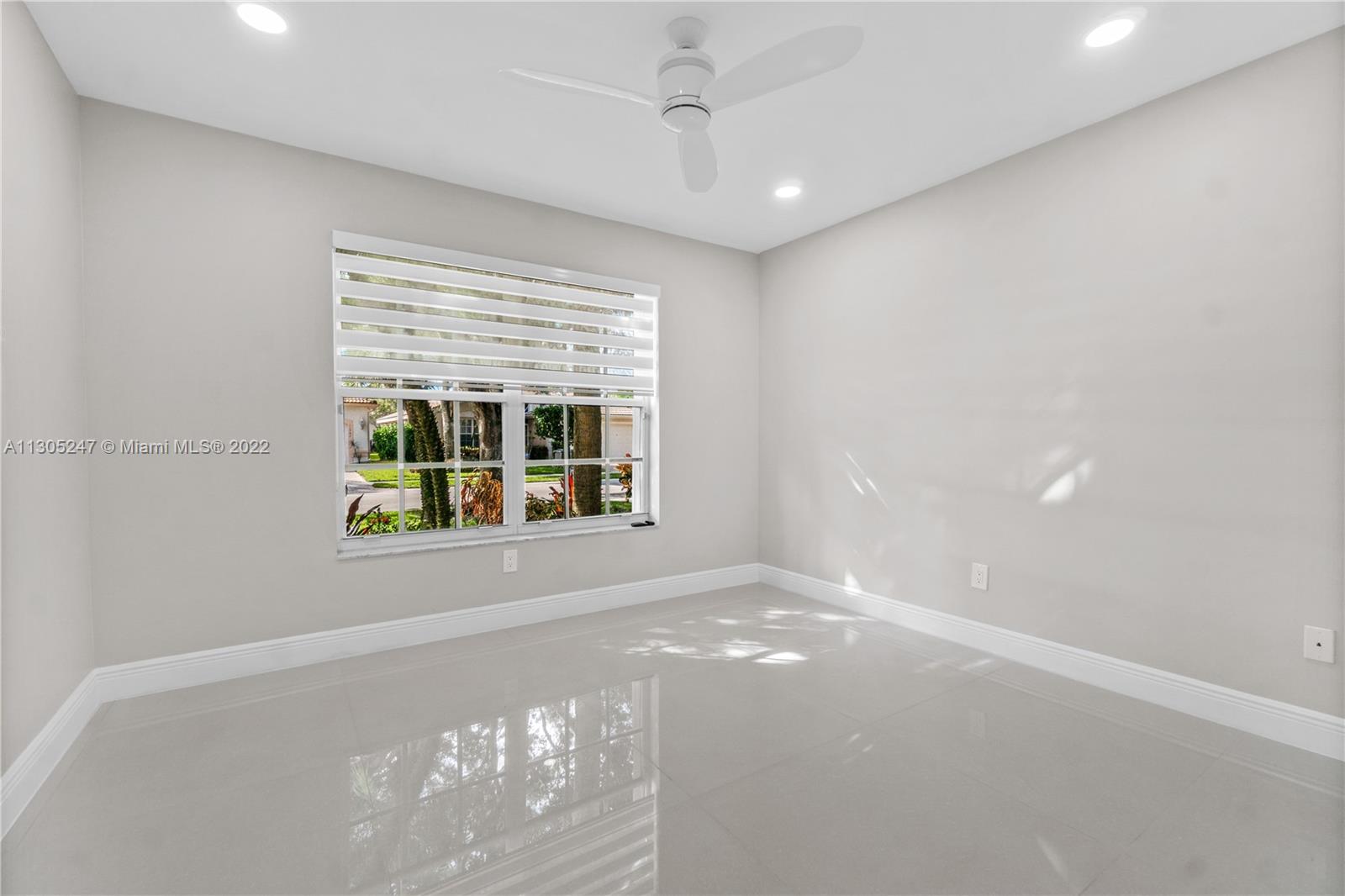 VALENCIA LAKES - Residential