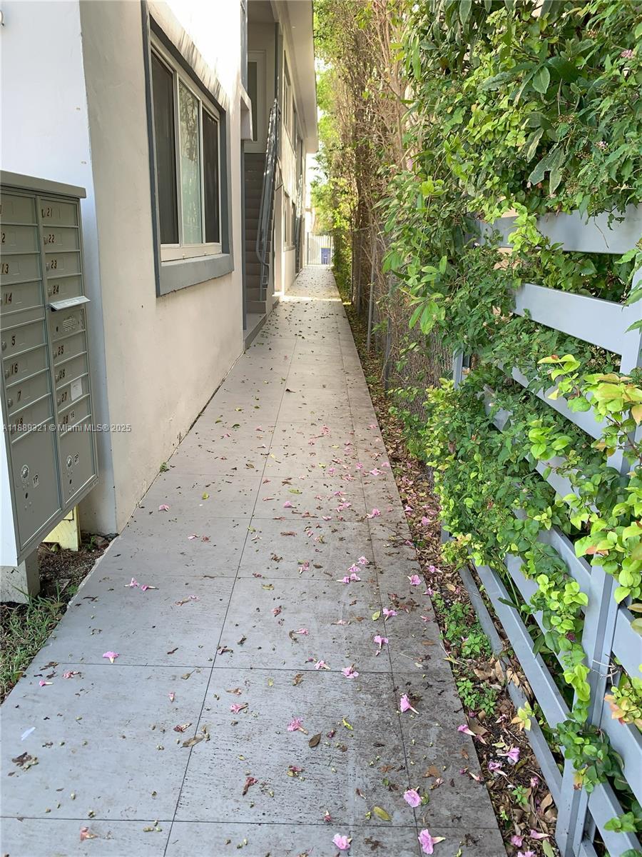 1035 EUCLID CONDO - Residential Lease