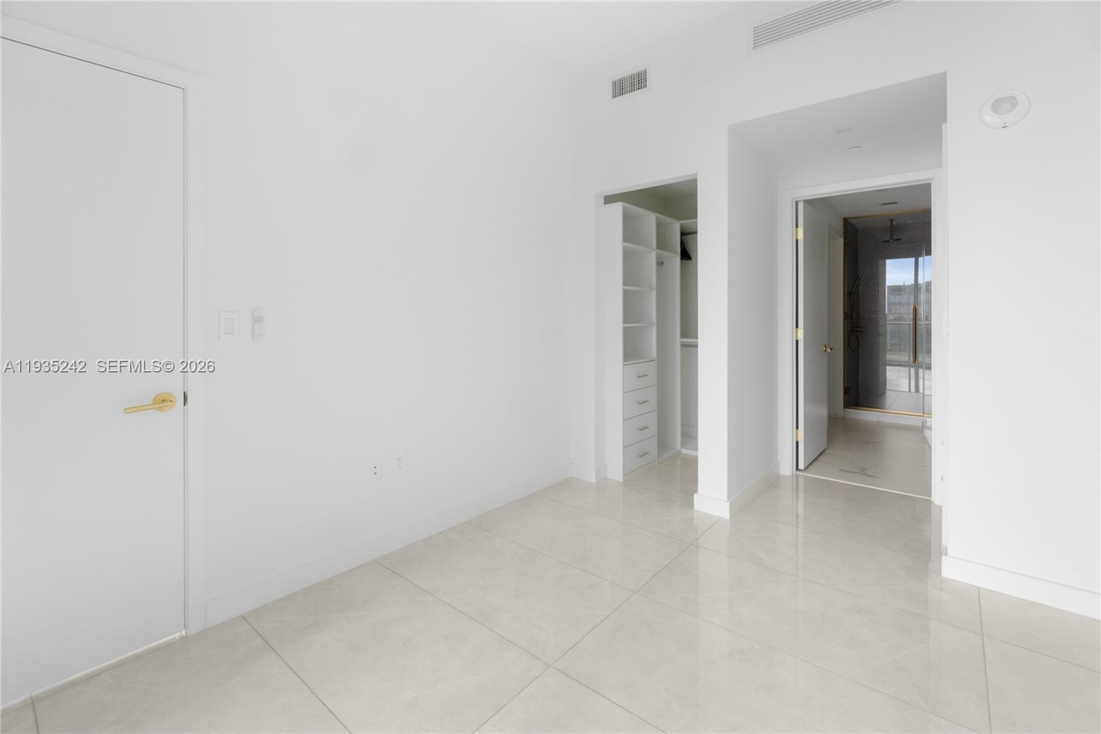 MR C RESIDENCES - Residential