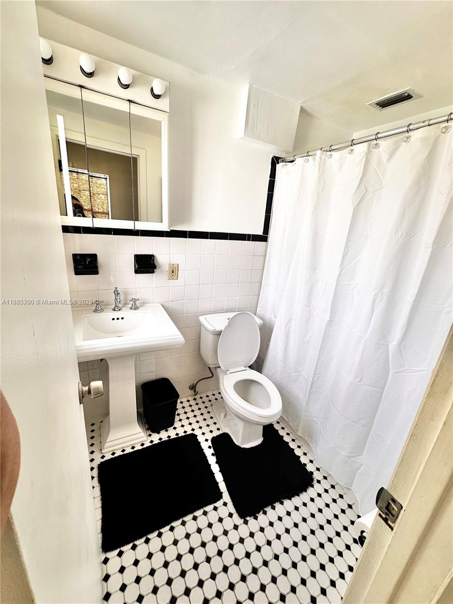 THE FLAMINGO CONDO - Residential Lease