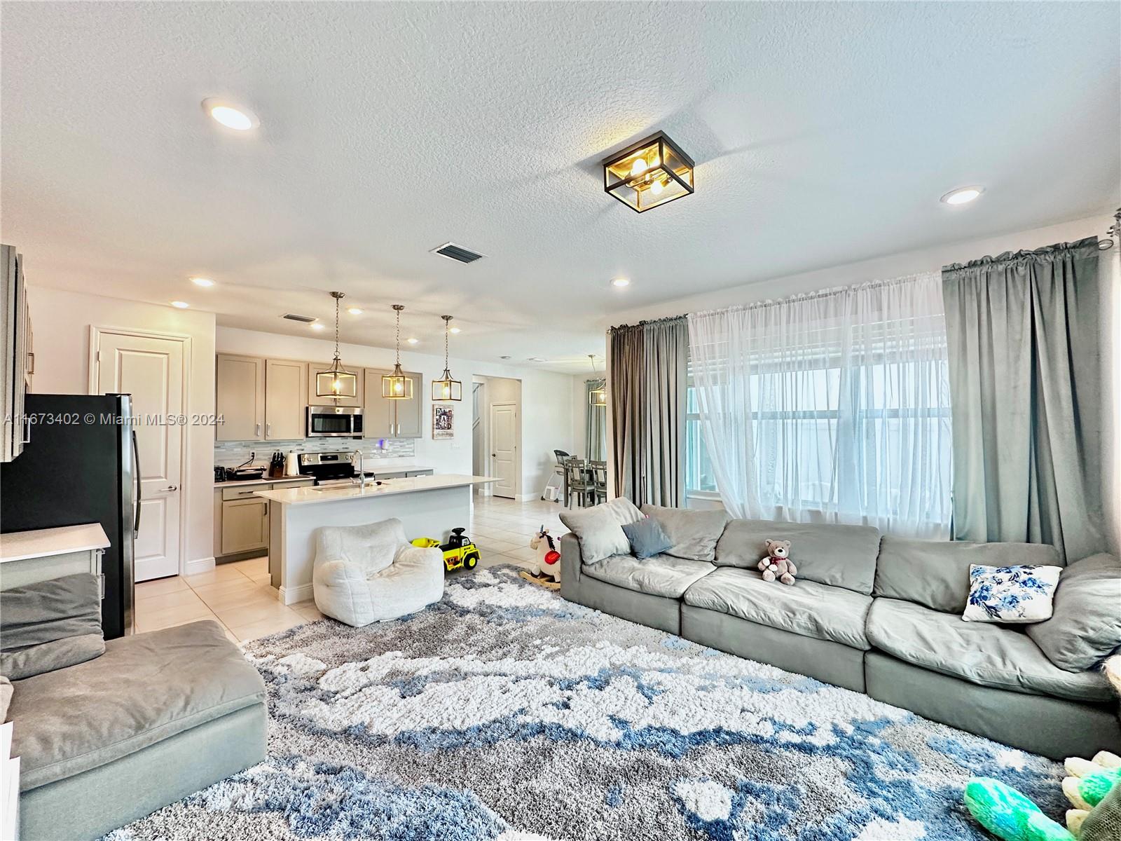 CRYSTAL LAKE 1ST SEC - Residential Lease