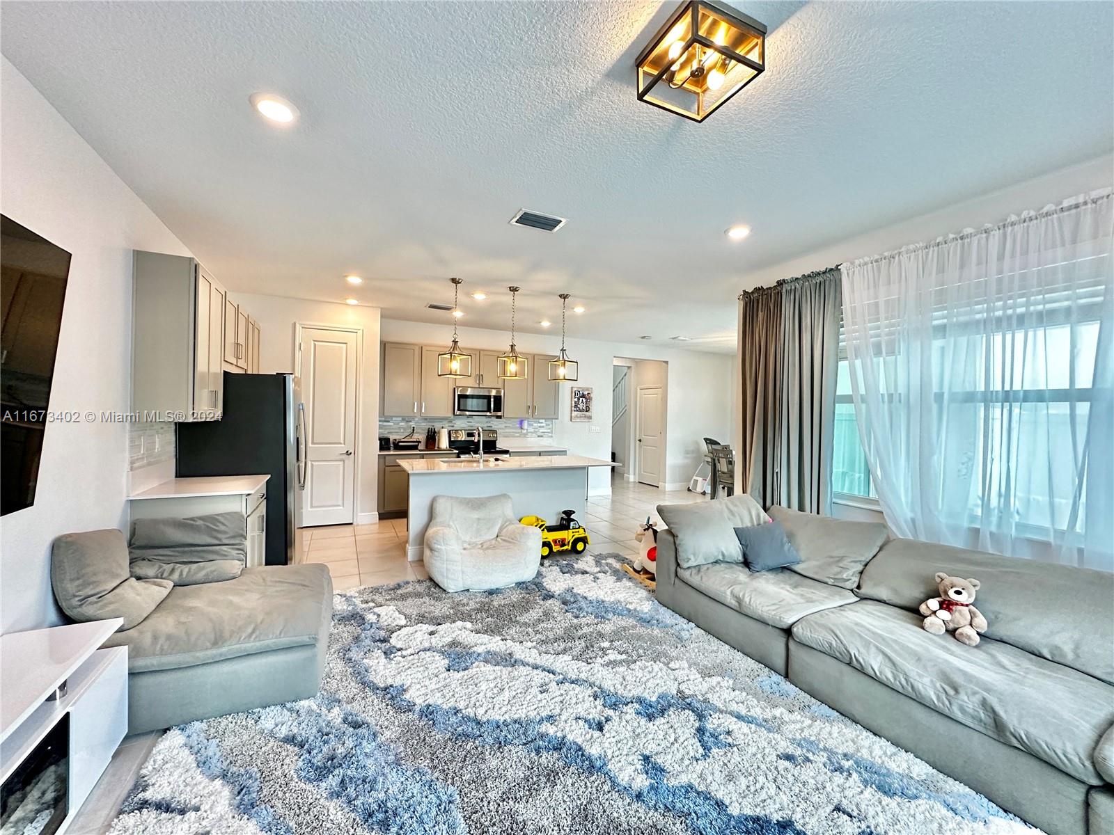 CRYSTAL LAKE 1ST SEC - Residential Lease