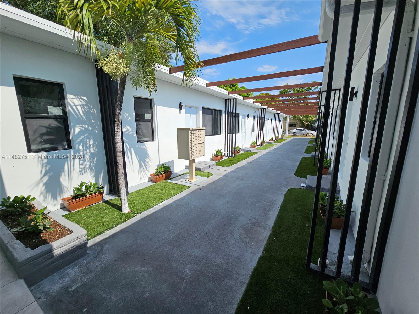 HOLLYWOOD - Residential Lease