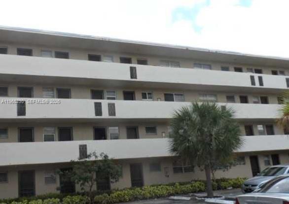 EXCELLENT LOCATION, VERY NICE AND SUPER SPACIOUS. 1 BEDROOM 1 BATHROOM CONDO. SCREENED BALCONY. GATED COMMUNITY, CLOSE TO THE BEACH AND AVENTURA MALL.