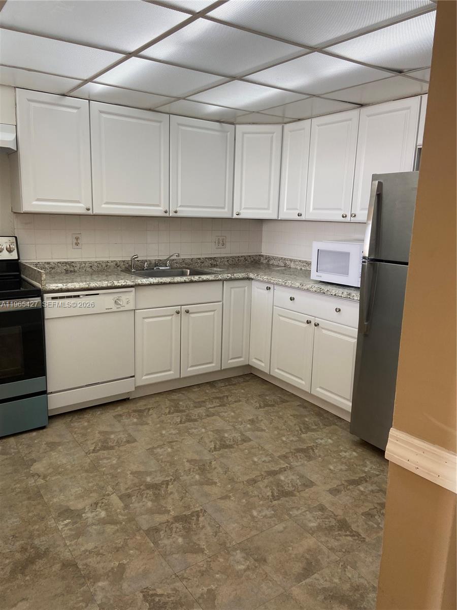 Beautiful 2/2 in North Miami with spectacular view of the Inter-coastal.
Close to shopping centers, restaurants, and Universities.
The unit has lots of natural light.