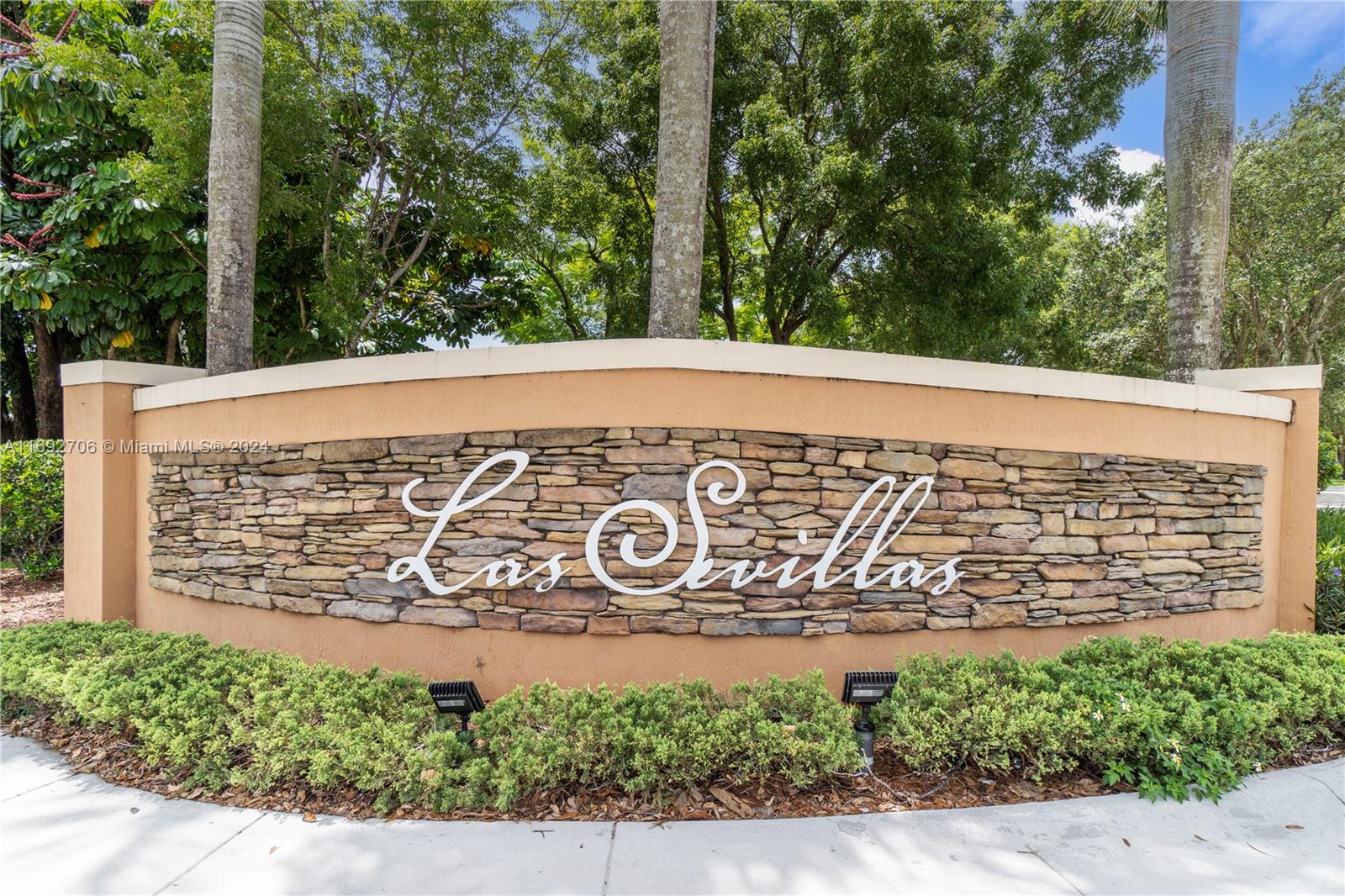 FONTAINBLEAU LAKES COURTY - Residential Lease