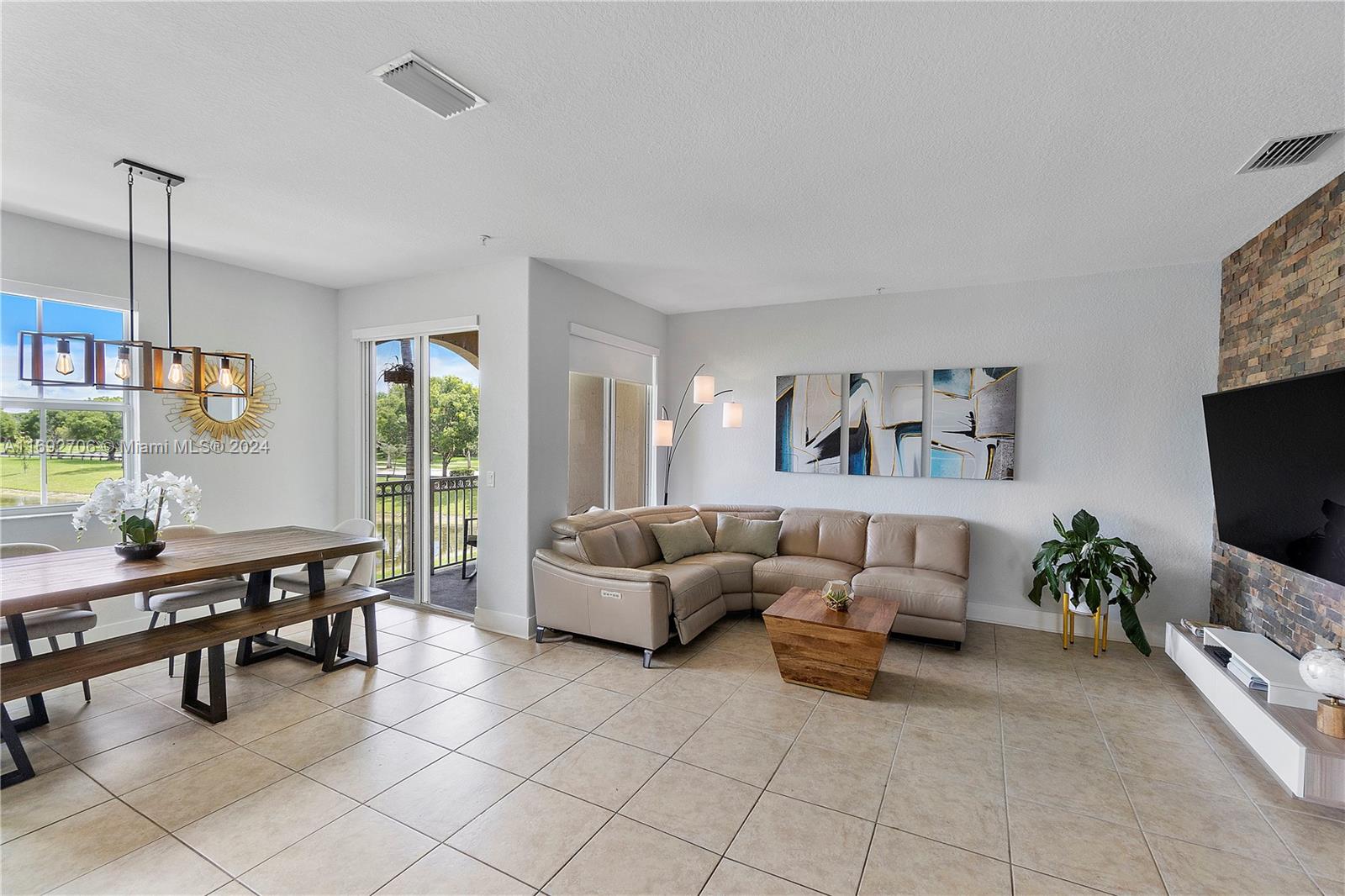FONTAINBLEAU LAKES COURTY - Residential Lease
