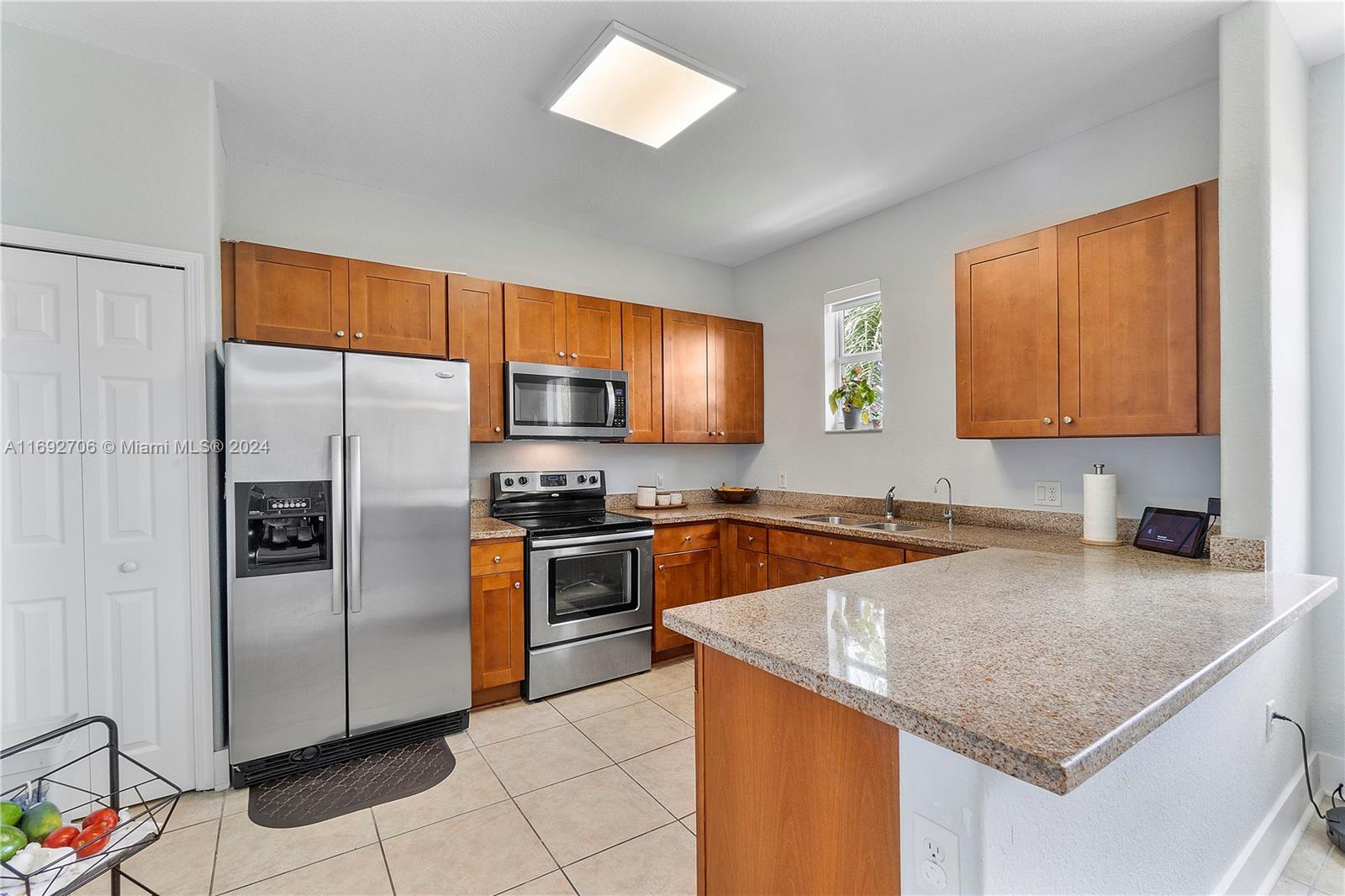 FONTAINBLEAU LAKES COURTY - Residential Lease