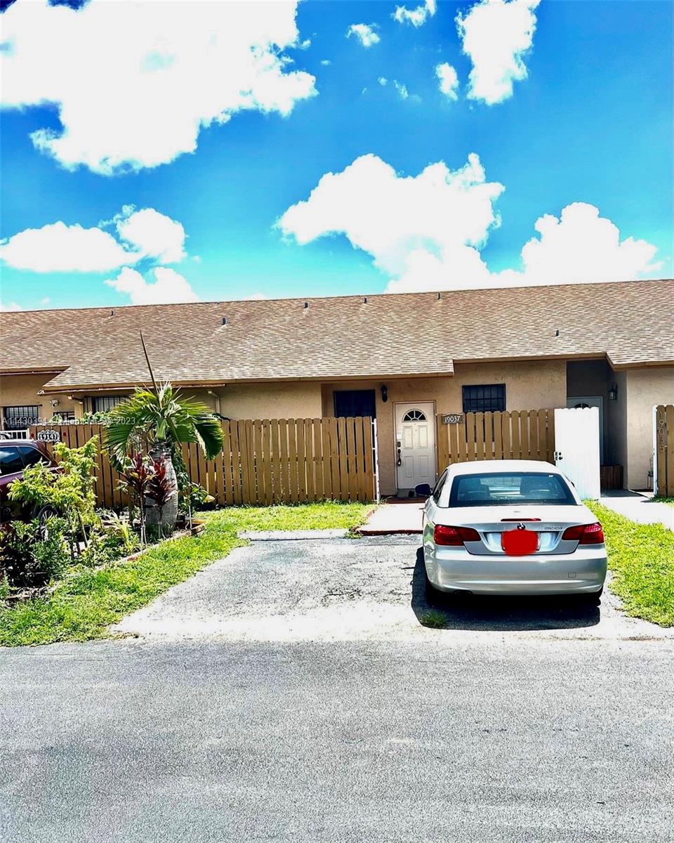 COUNTRY LAKE MANORS TOWNH - Residential