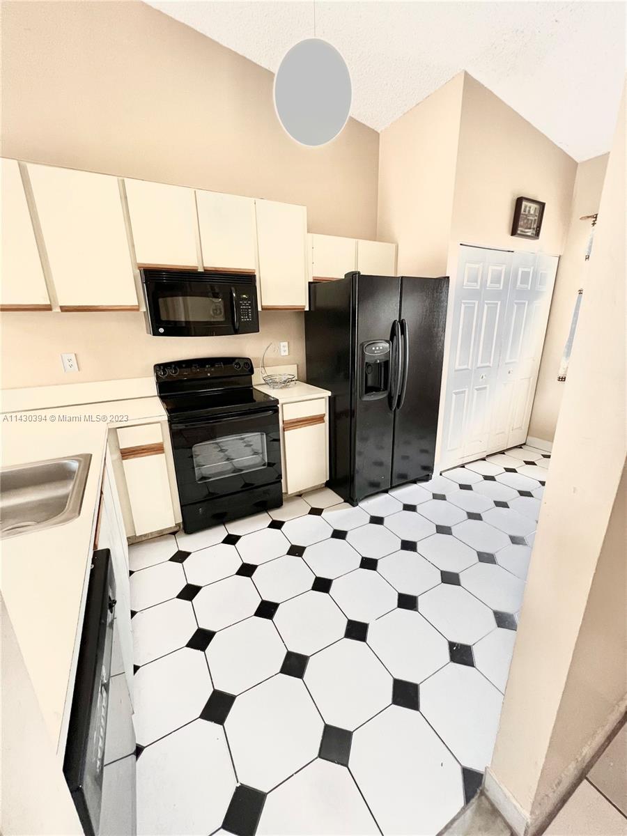 COUNTRY LAKE MANORS TOWNH - Residential