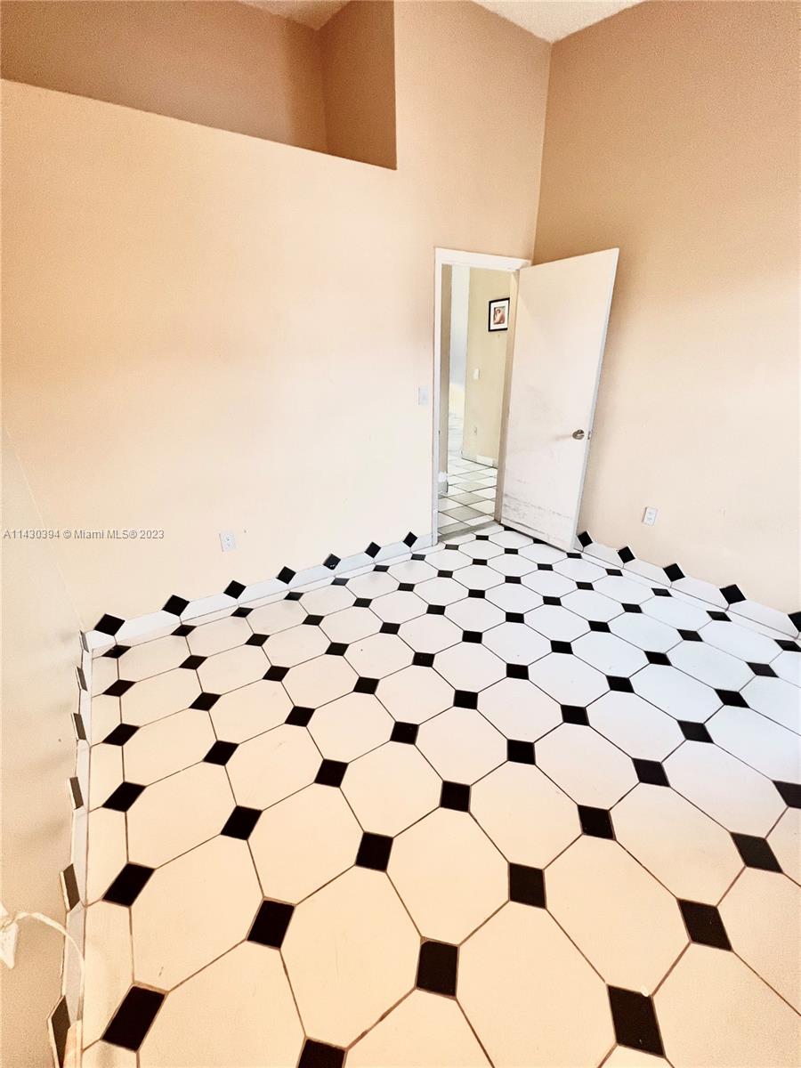 COUNTRY LAKE MANORS TOWNH - Residential