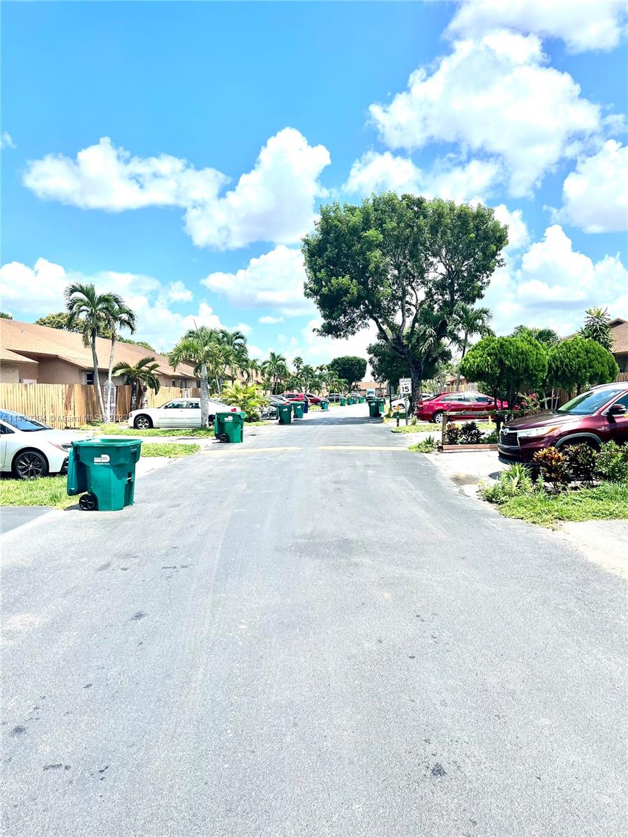 COUNTRY LAKE MANORS TOWNH - Residential